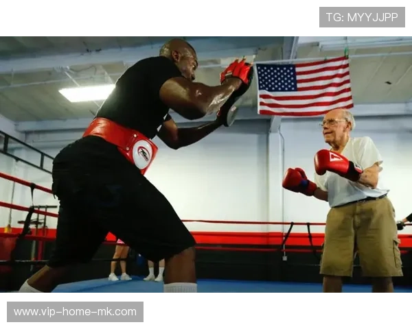 拳击手在场上用步伐逐步瓦解对手防线 拳击手在场上用步伐逐步瓦解对手防线